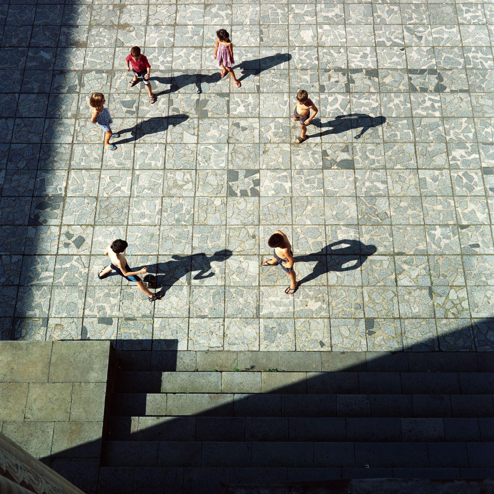 © Tako Robakidze - Children play freeze tag in the inner courtyard of the sanatorium „Metallurge“. Tskaltubo, 2021.