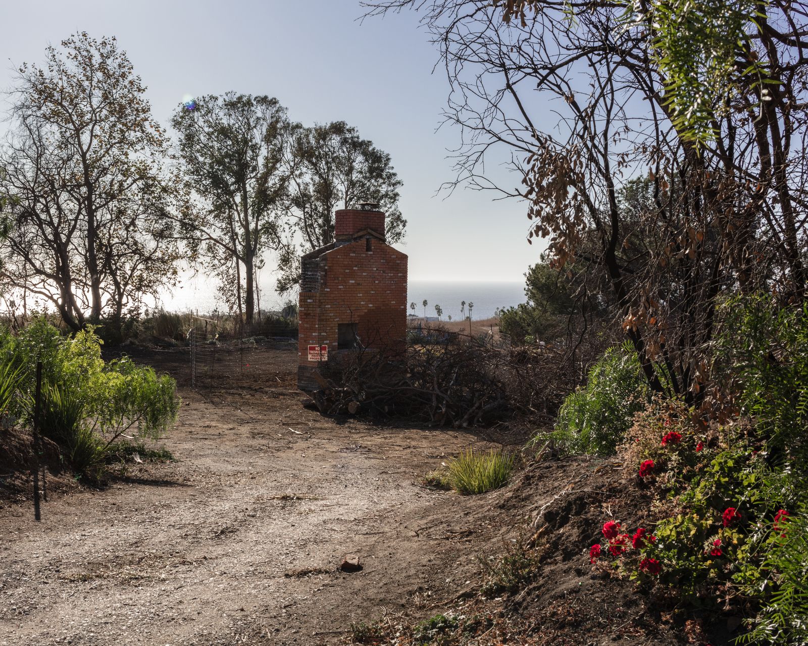 © Anastasia Samoylova - Chimney of a burnt down house in Malibu, CA