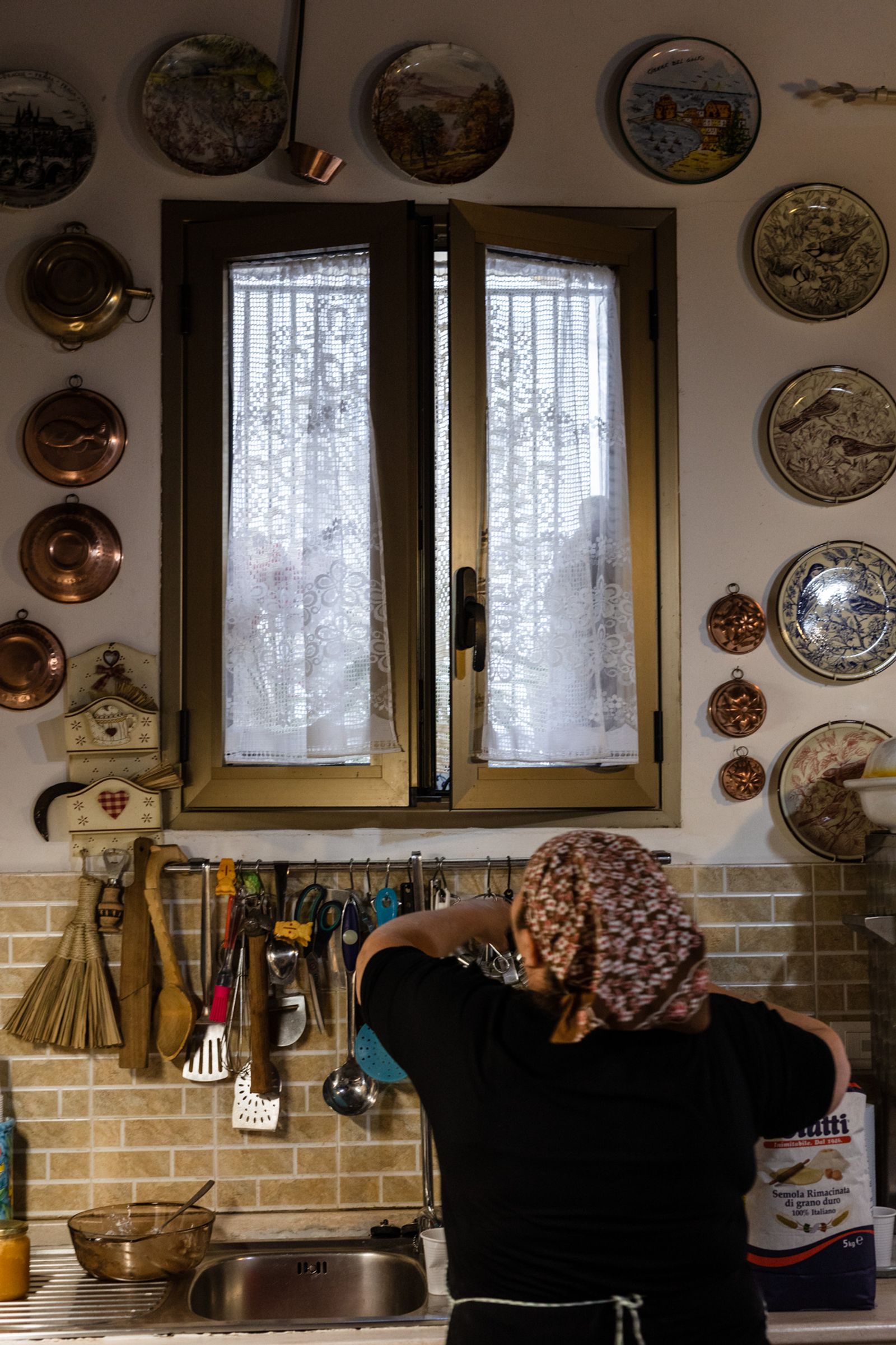 © Iona Dutz - L'Incontro a tavola, Benedetta making cassatelle