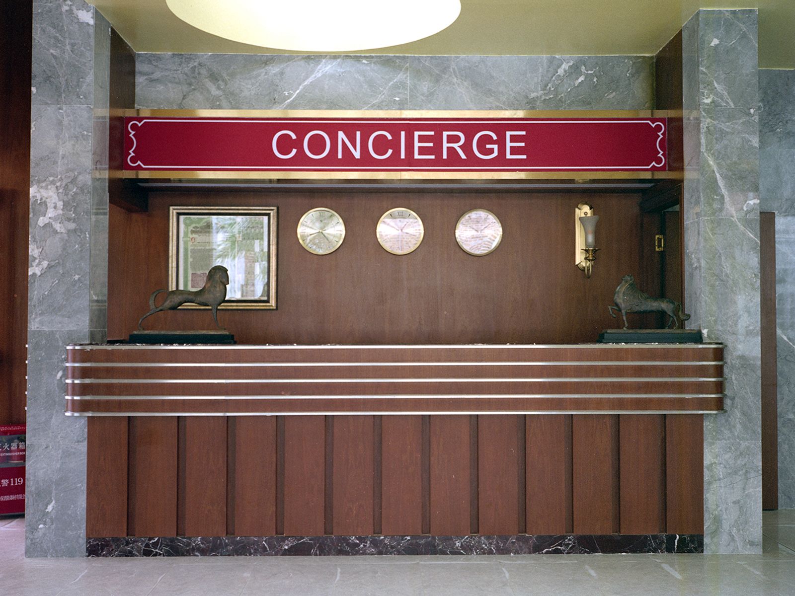 © Ge Zeng - Vintage hotel reception desk