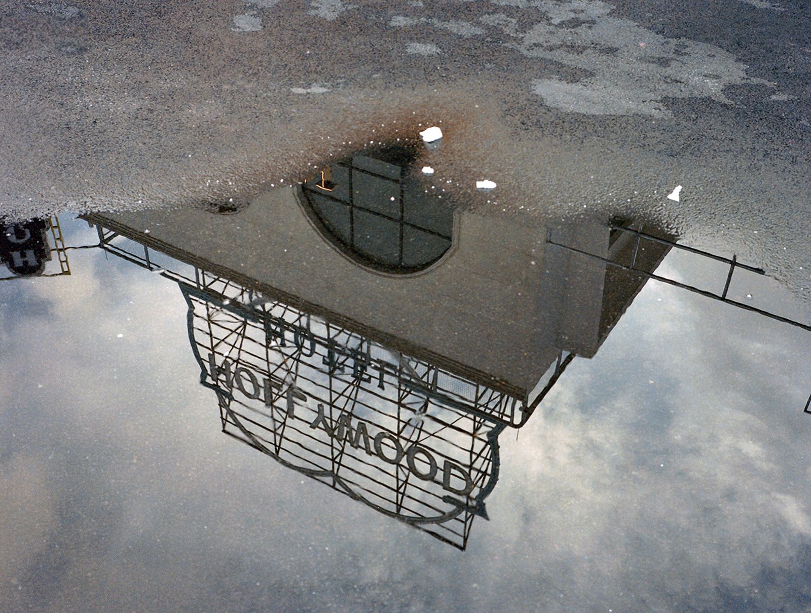 © Ge Zeng - A Hollywood advertising sign is reflected in water