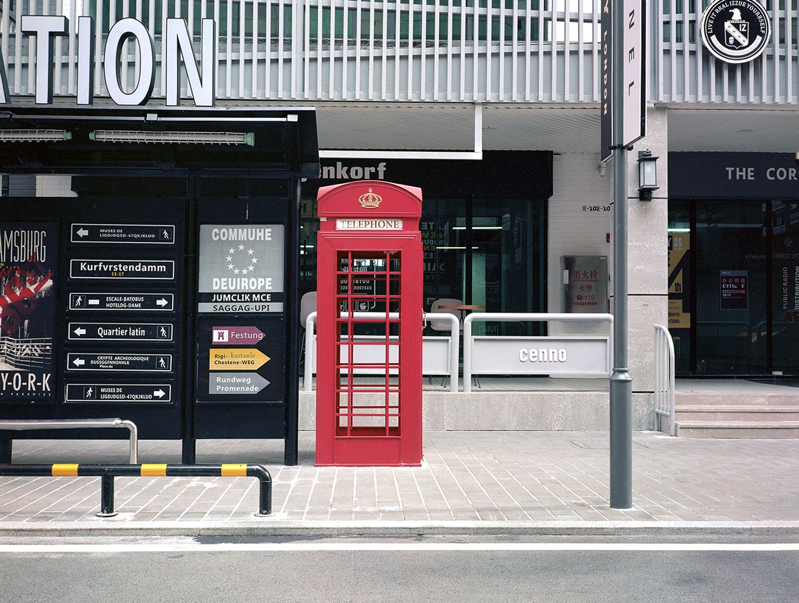© Ge Zeng - British red telephone box and bus stop