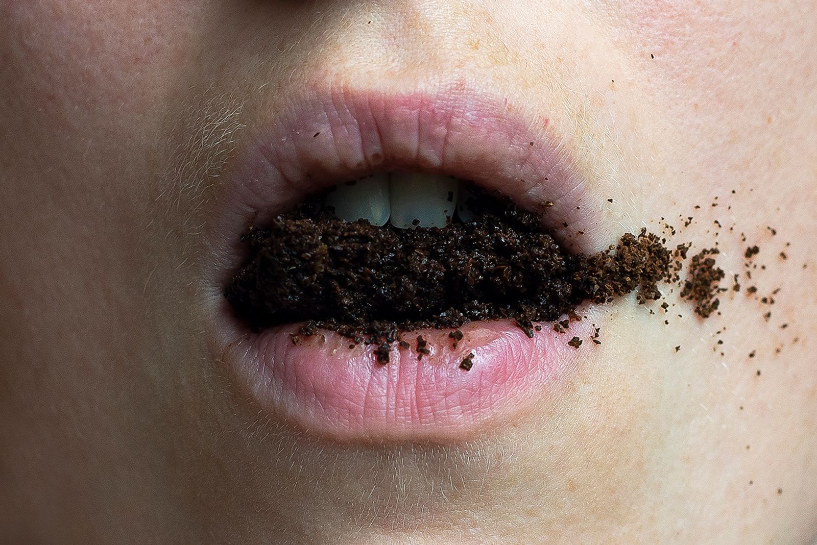 © Mariia Kokunova - Mouth filled with earth