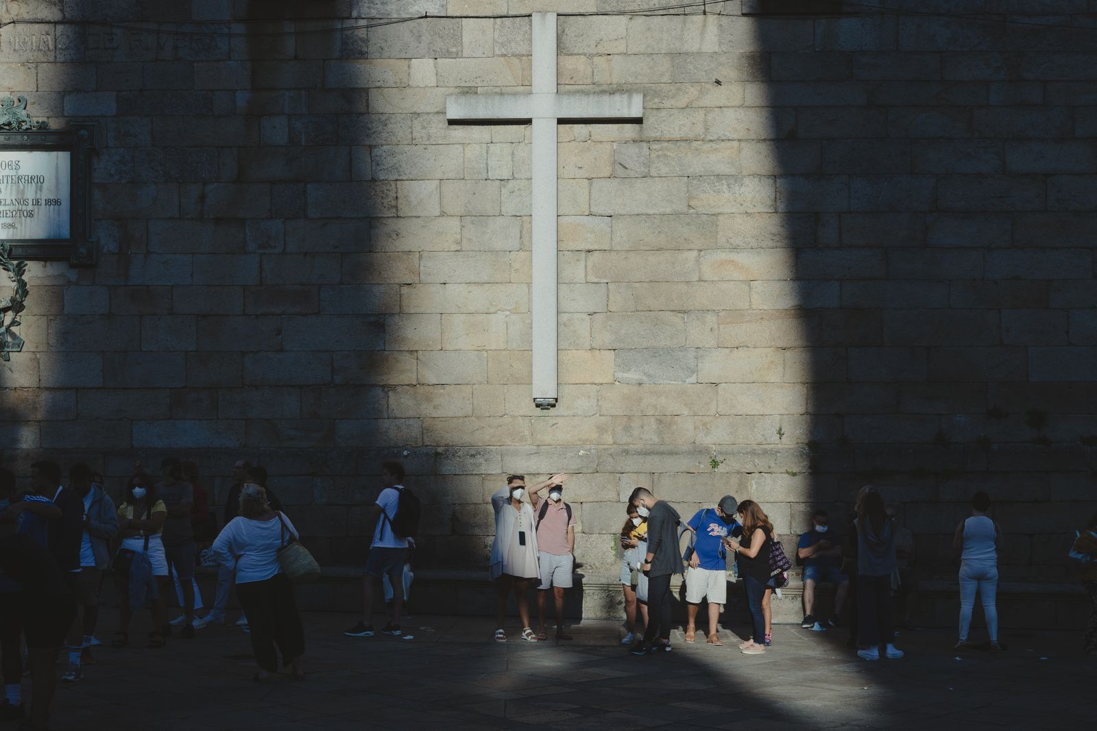 © Ana Norman Bermudez - Tourists and pilgrims line up to see the Santiago de Compostela Cathedral.