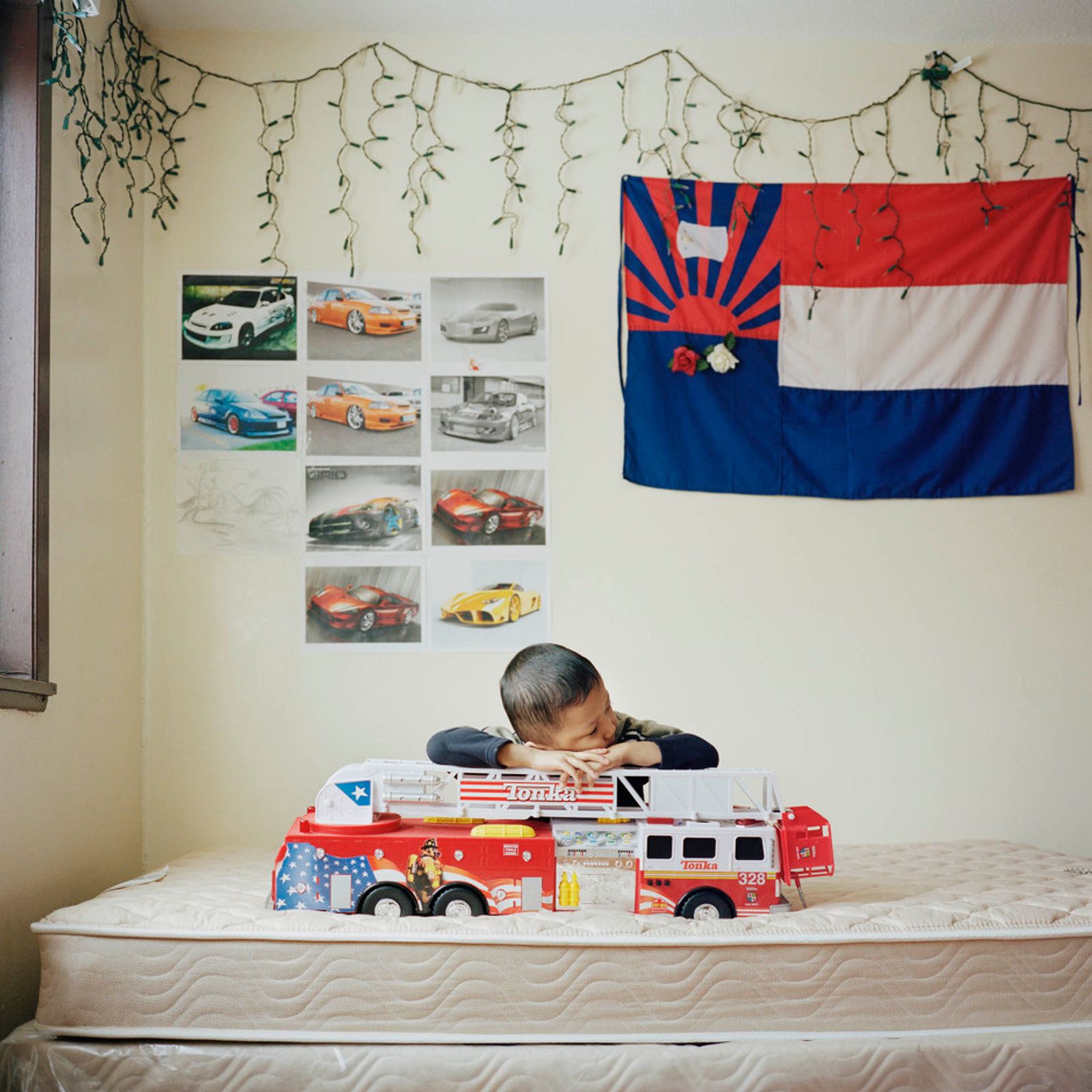 © Selma Fernandez Richter - Planet Hook in his living room beneath the flag of the Karen State.