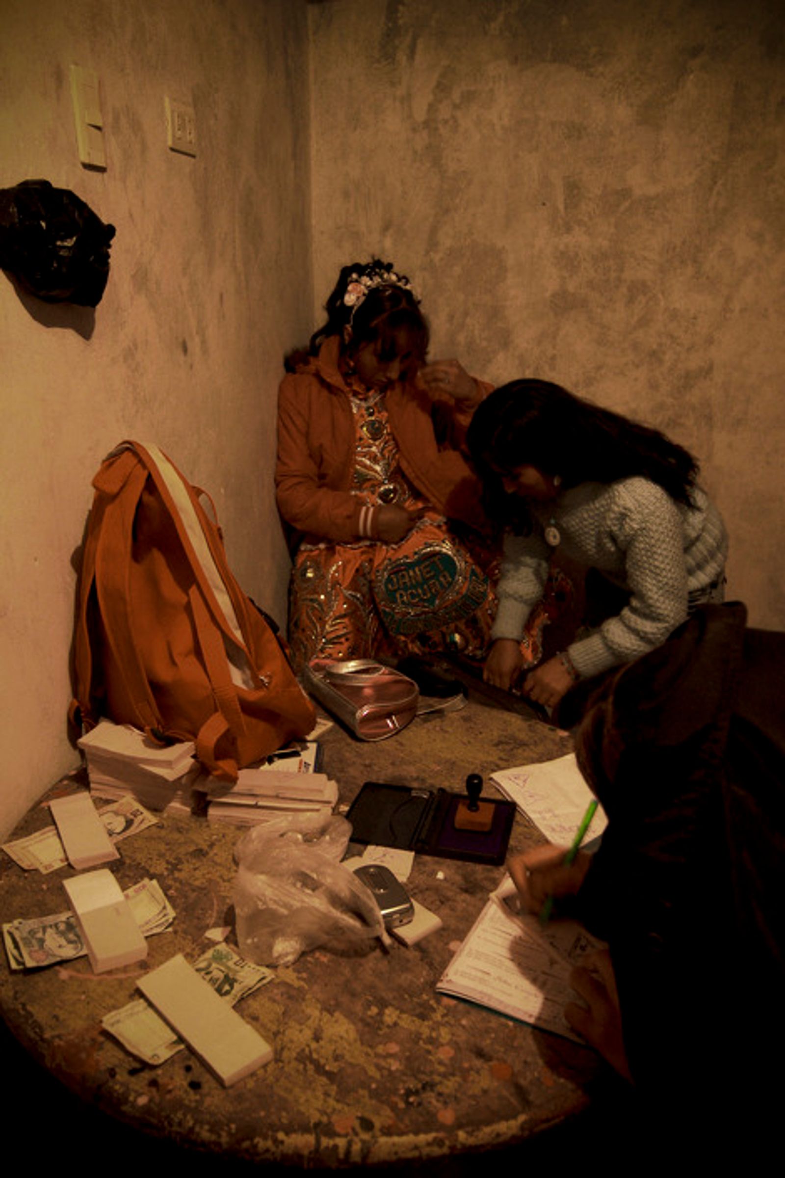 © Max Cabello Orcasitas - Yanet Acuna enters the ticket office of a local concert.