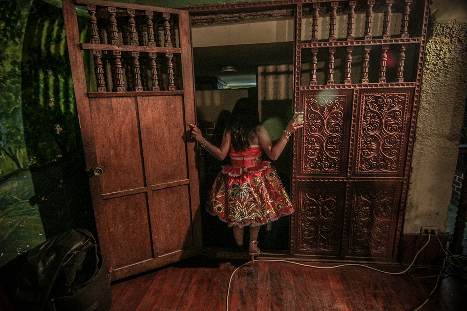 © Max Cabello Orcasitas - Yanet Acuña finishes singing at a concert in a wayno music venue. She had to travel about 35 kilometers to sing.