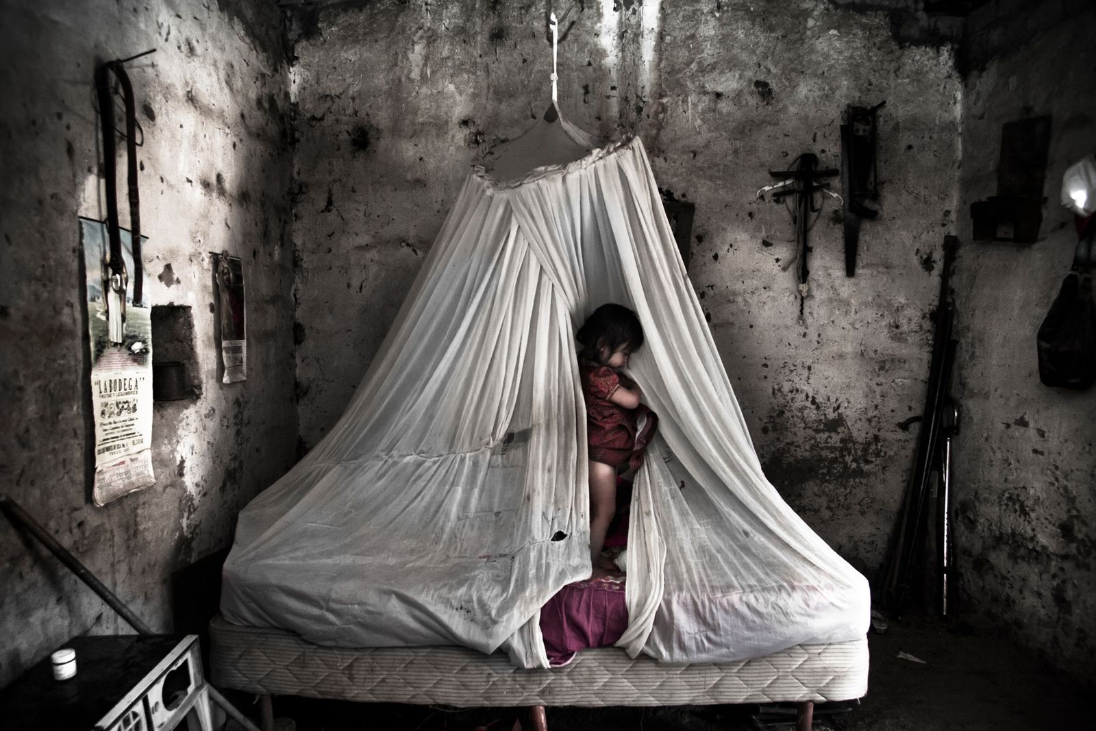 © Yael Martínez - The dark rootItzel Martinez playing at her grandparents home in the comunity of Santiago Temixco, Guerrero Mexico