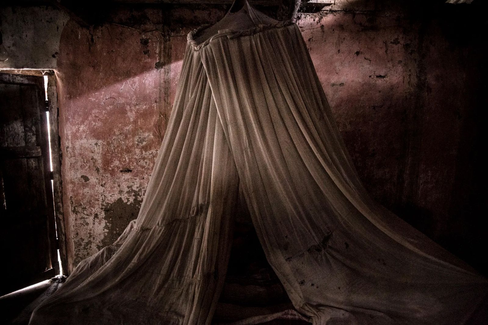 © Yael Martínez - Red cocoon. Bedroom of the Cruz's family in the community of Santiago Temixco, Guerrero Mexico.