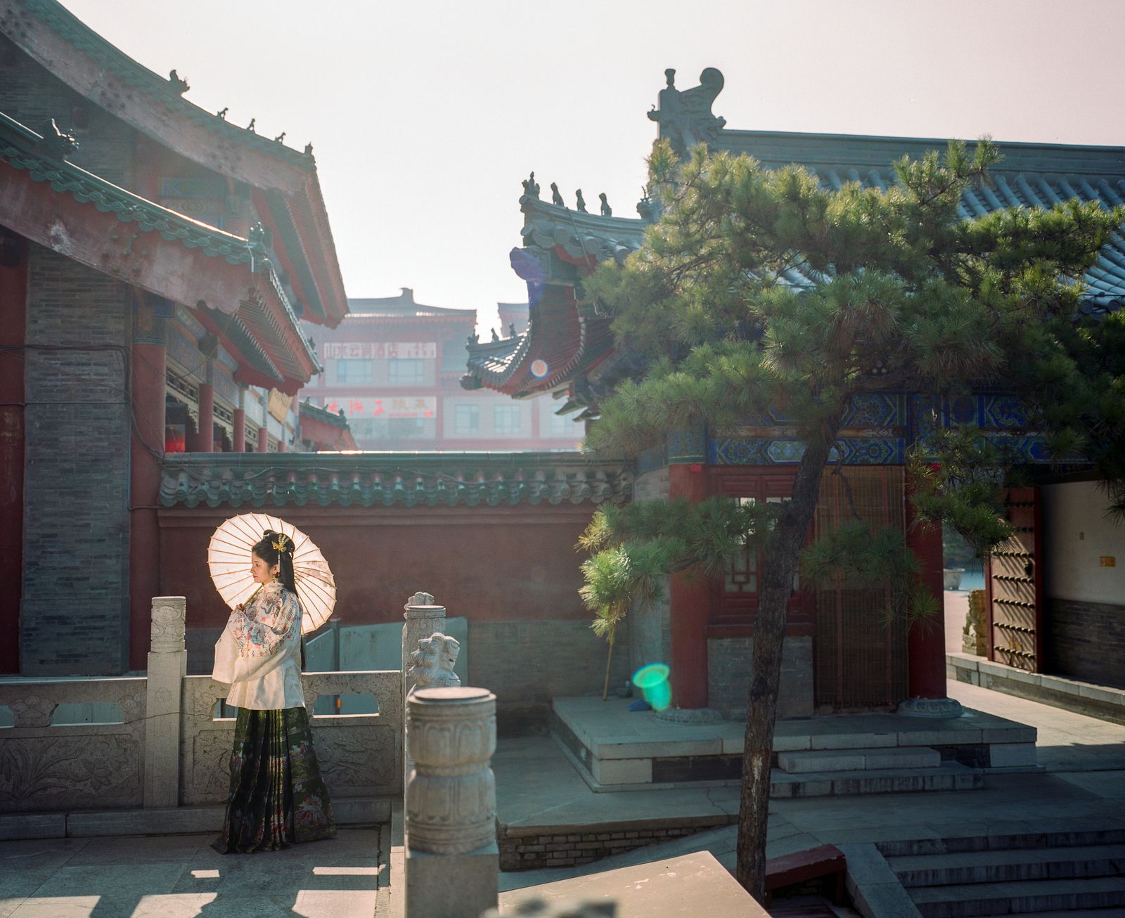 © Pan Wang - Young women in Daxingshan Temple