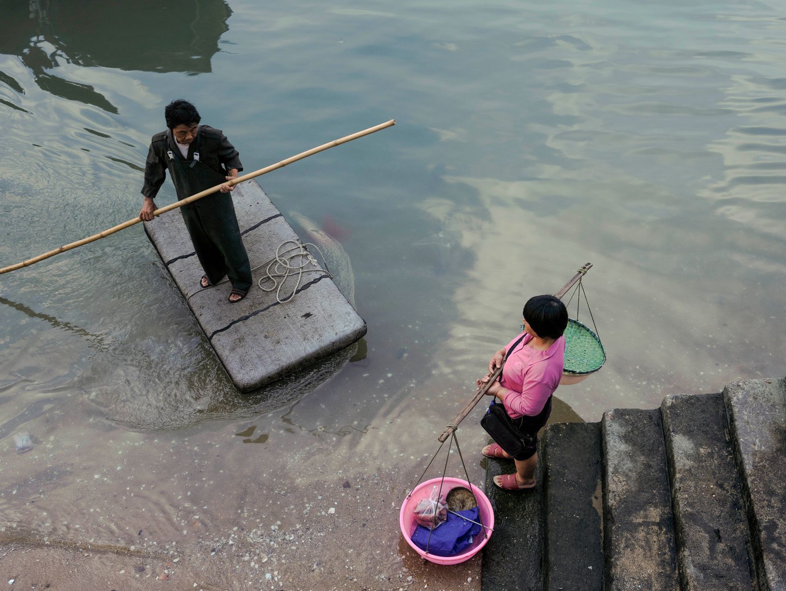 © Pan Wang - Fishermen prepare to go home by boat in Beihai City, Guangxi Province, China on November 26, 2020.