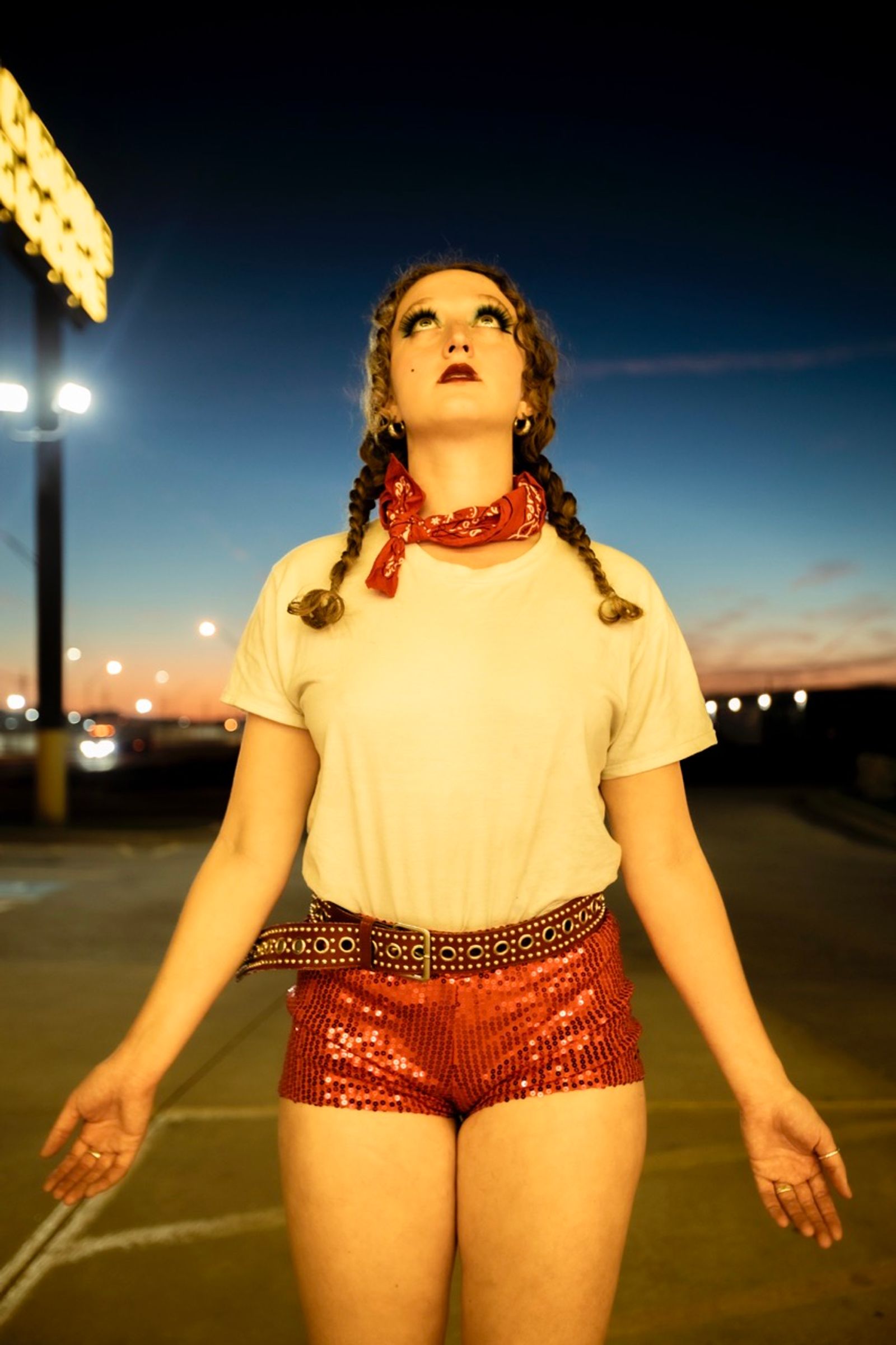 © William Hohe - Charlotte spies up at the workers on the roof of a Waffle House, Kansas City, KS.