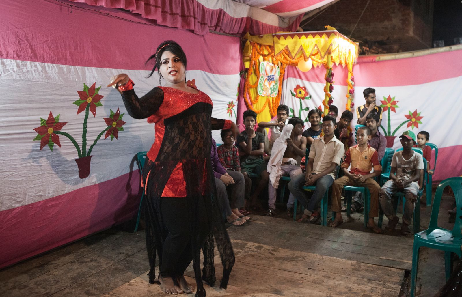 © Raffaele Petralla - Sunny performing for some children during a muslim marriage. Pakistan’s ghetto. Dhaka. 2015.