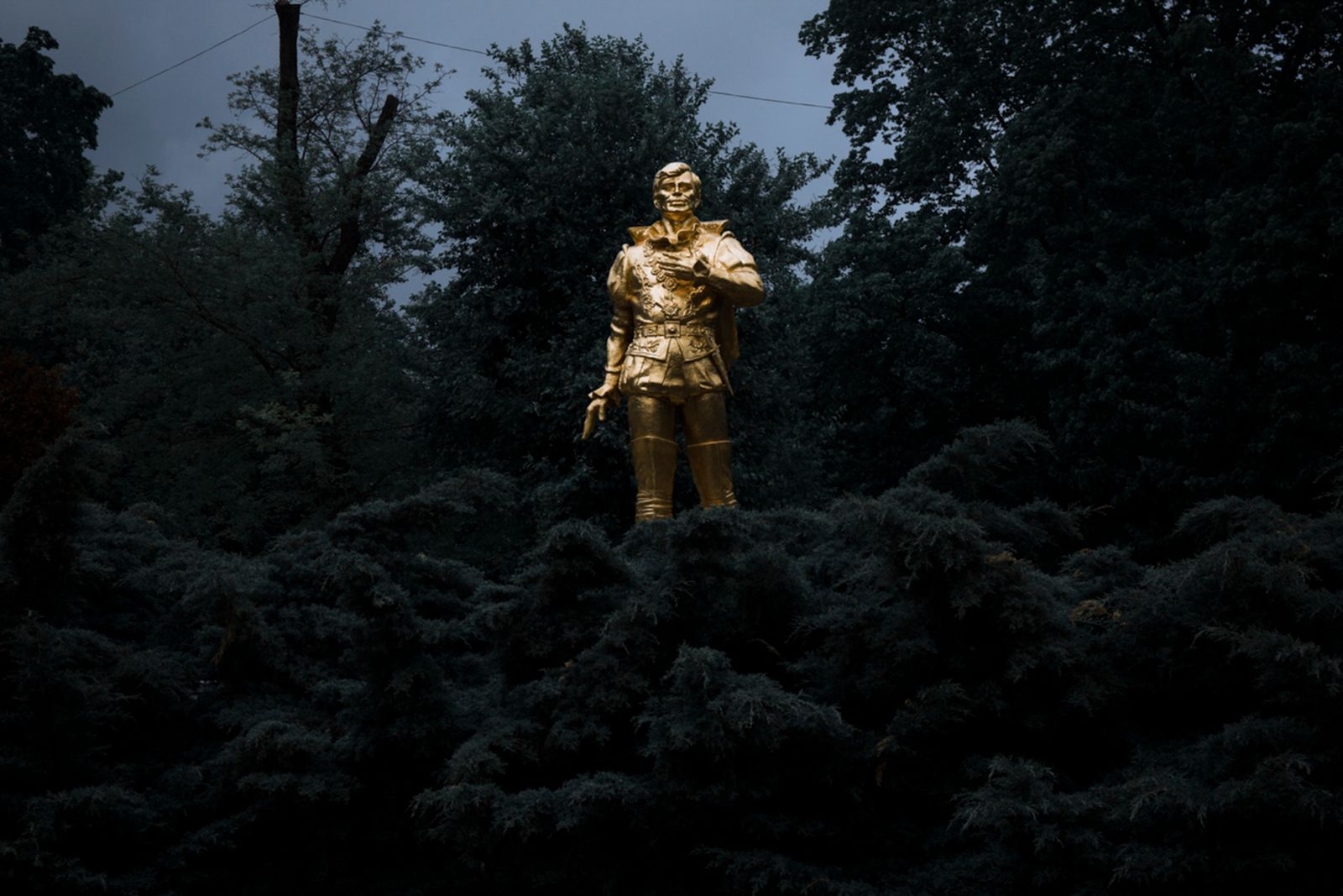 © Marek M. Berezowski - Golden monument for A. Solovyanenko, Soviet operatic tenor, actuallyDonetsk People's Republic, 2017