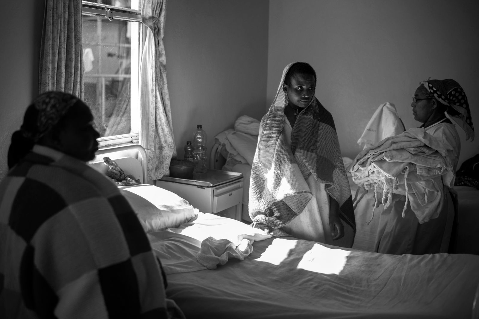 © Ida Guldbaek Arentsen - A nurse is preparing the beds with clean bedding on the ward for newly arrived fistula patients.