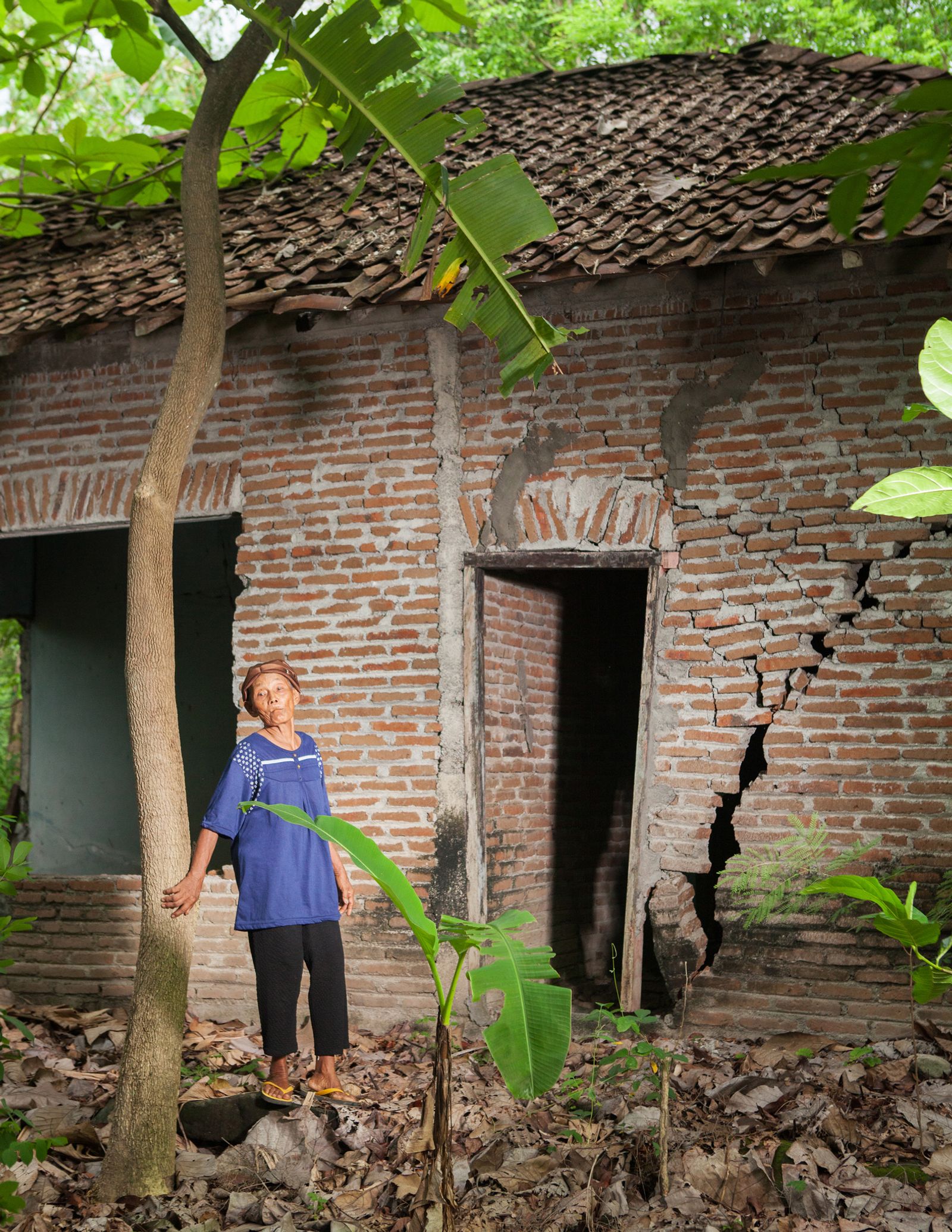 © Hahn Hartung - A women in front of her old house in Painem, Central-Java. After an Earthquake it was destroyed and she was displaced.