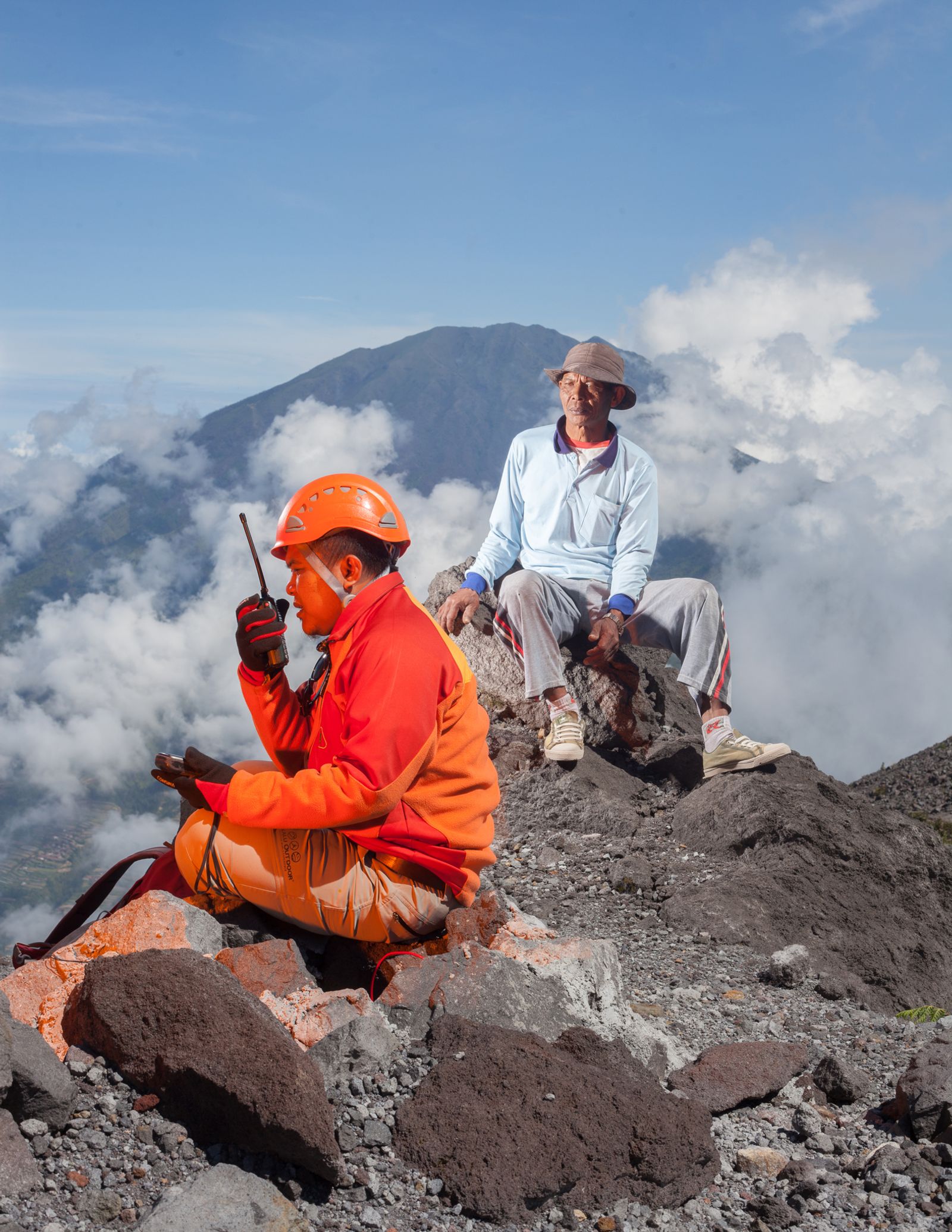 © Hahn Hartung - Noer Cholik, a volcanologist and his porter working on top of Mount Merapi