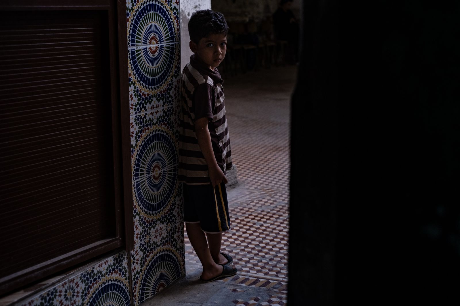 © Sina Opalka - A boy listening to the weekly happening "hmadscha", a ritual where men sing and play instruments