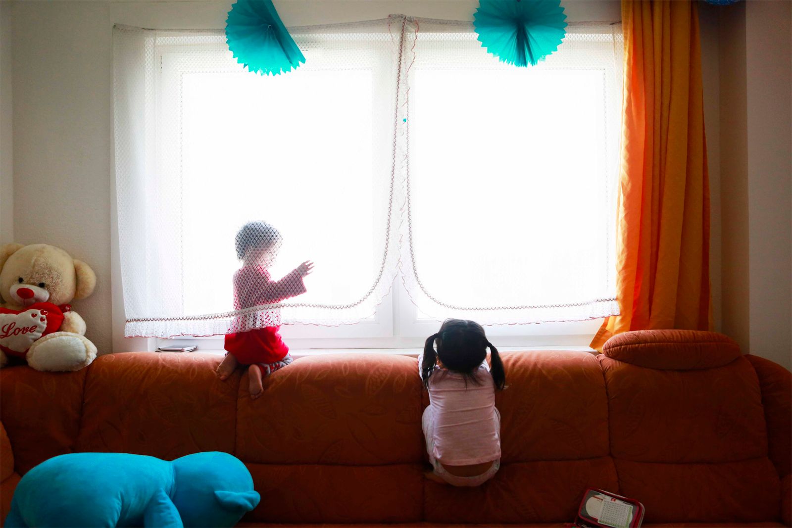 © Alexa Vachon - Two children play in their home, surrounded by family.