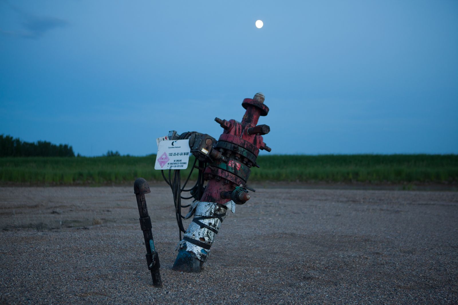 © Alan Gignoux - An oil well at dusk. Cold Lake, Alberta, Canada.