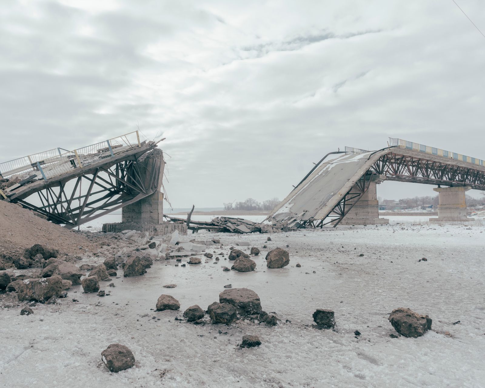 © Robin Hinsch - Destroyed Bridge near Izum, Donetsk Oblast, Ukraine, 2023