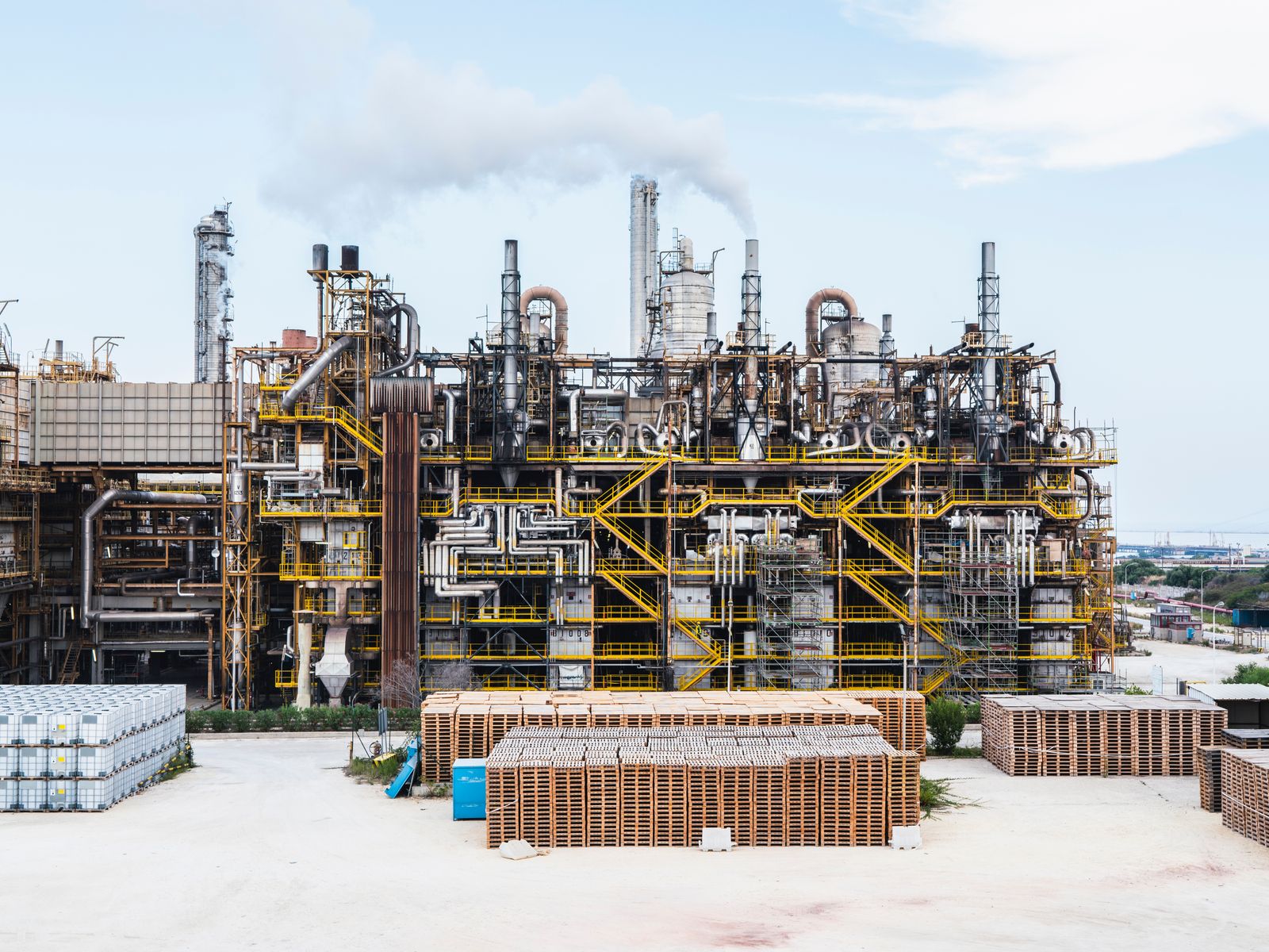 © Sebastian Wells - This plant of the refinery of Lukoil is called „fossa del leone“ („lion´s cave“). Priolo Gargallo, August 2019.