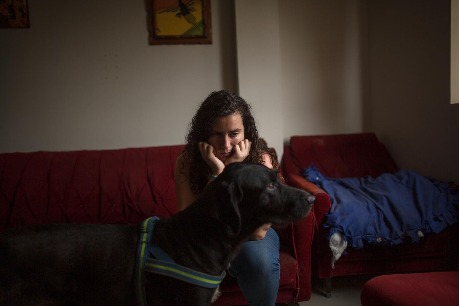 © Daniela Rivera Antara - Nakhia inside her living room with Goliat.