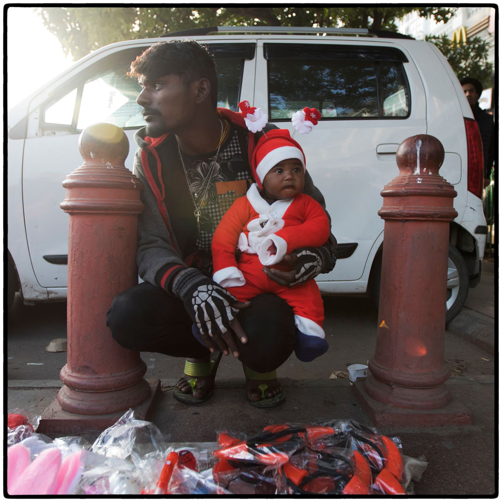 © Vijay S. Jodha - Seller with his son, waits for customers while sun sets in Connaught Place, New Delhi.