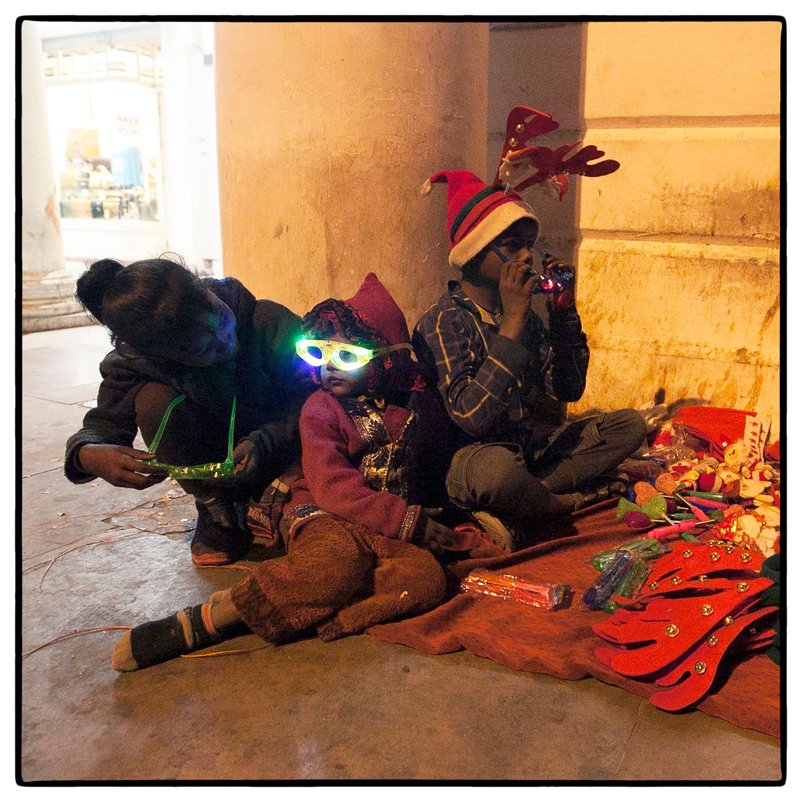© Vijay S. Jodha - Children try out light glasses while waiting for customers.