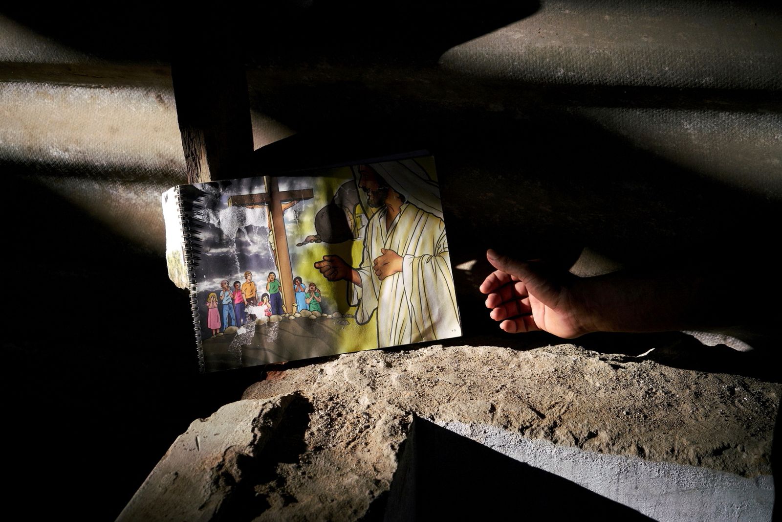 © Kai Yokoyama - Return/A Christian picture book in the bombed church.