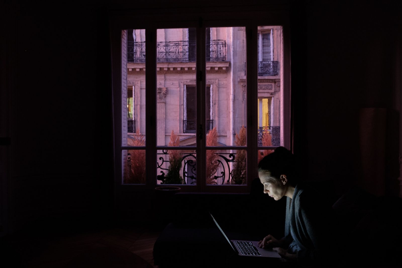 © Vincent Dupont-Blackshaw - Night work: A traveller works on her laptop in a parisian apartment. (Paris, France)