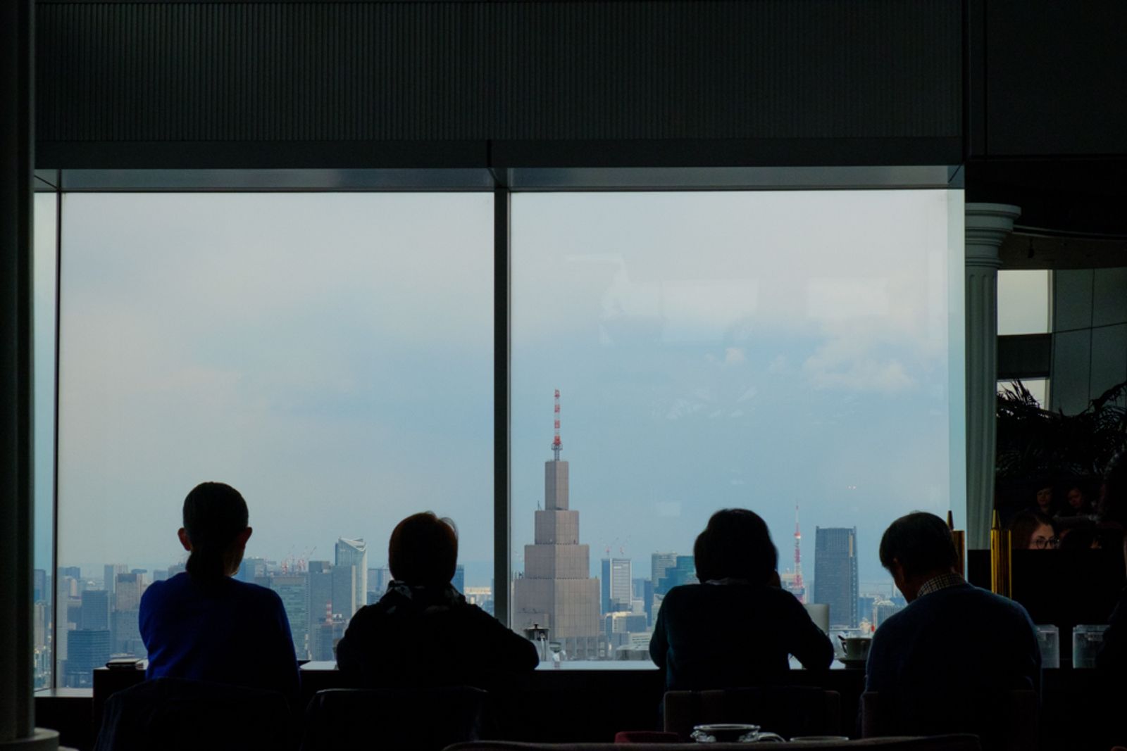 © Vincent Dupont-Blackshaw - Tokyo Heights: Travellers have lunch on top of a Japanese sky scraper. (Tokyo, Japan)
