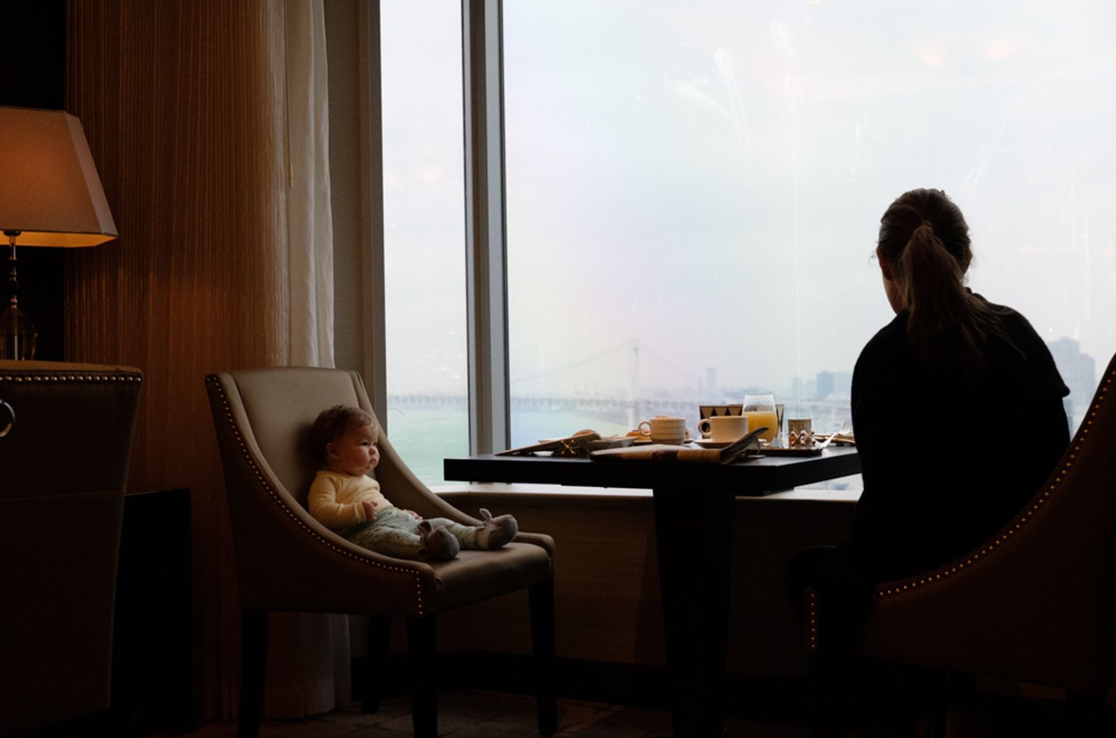 © Vincent Dupont-Blackshaw - Morning Routine: Family breakfast overlooking Tokyo Bay. (Tokyo, Japan)