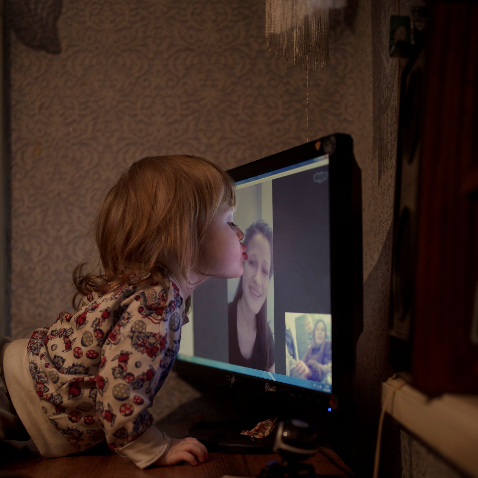 © Åsa Sjöström - Little Kristina kisses her mother Ana on skype, Chetrosu 2017