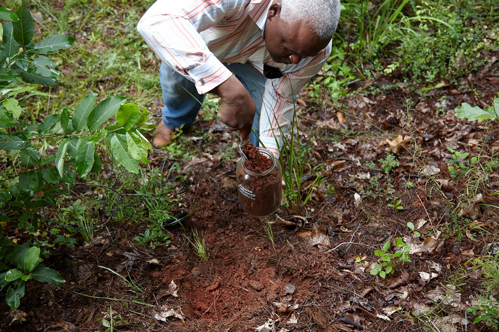 © Richard Ansett - Walter collects soil for the Austin Callaway memorial jar