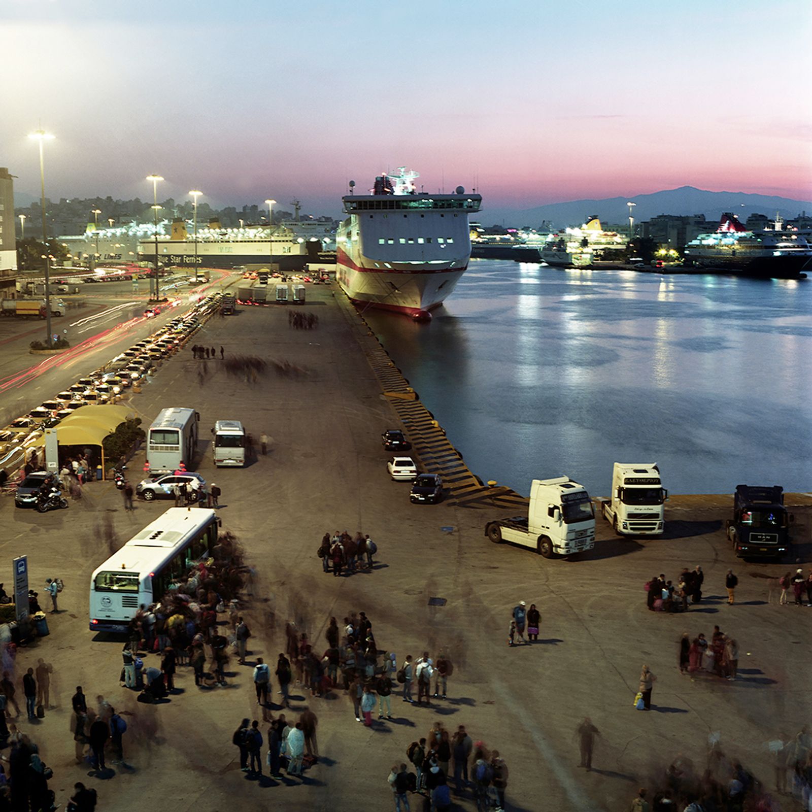 © Loulou d’Aki - Passengers, most of whom are refugees, disembark a ferry coming from Lesvos at arrival in Pireus port of Athens at dawn.