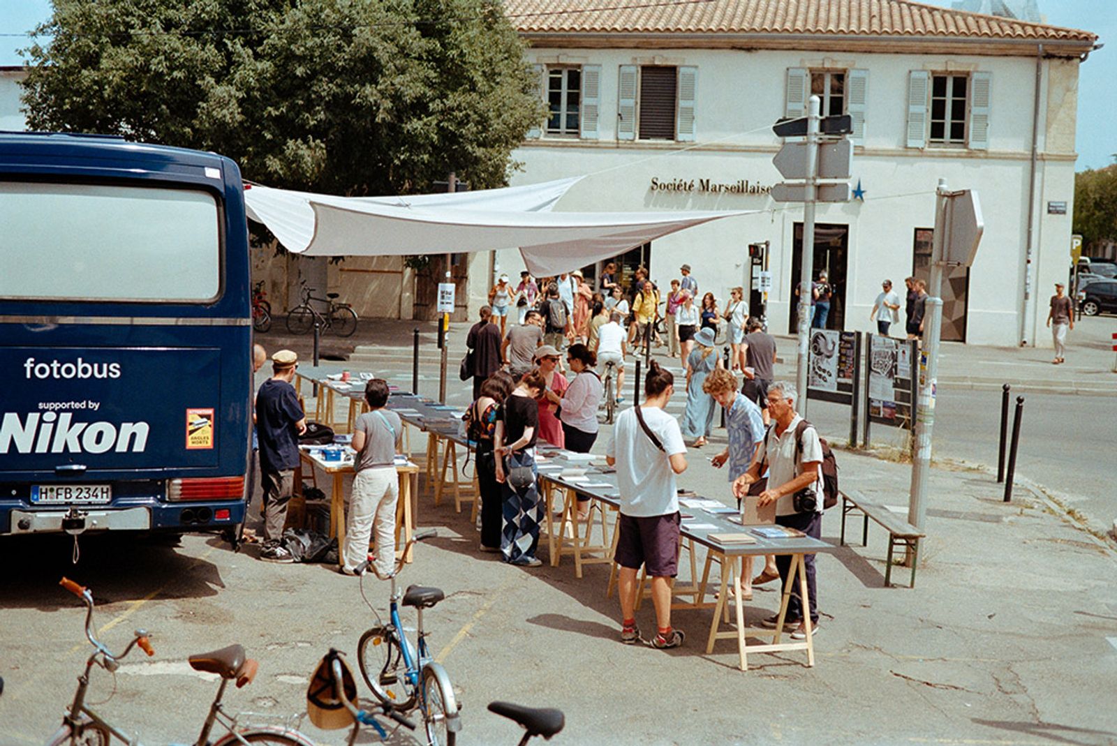 Fotobus during during the Rencontres d’Arles © Fabian Niebauer