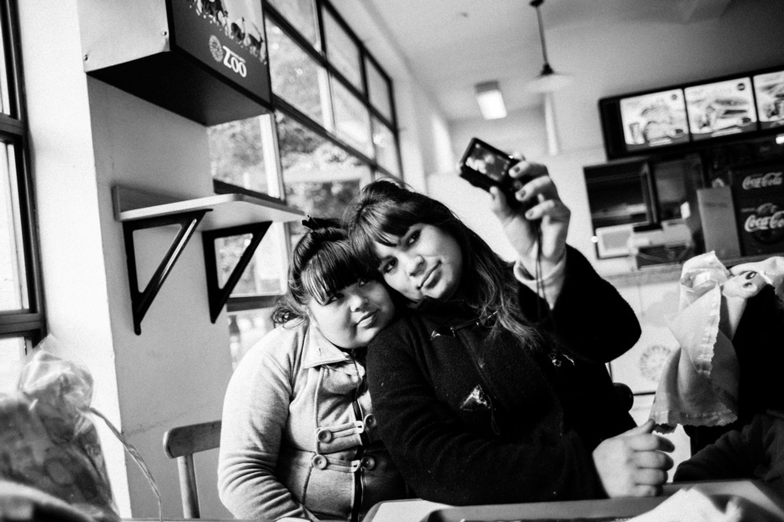 © Sarah Pabst - Stefi and Dai take a selfie at a diner