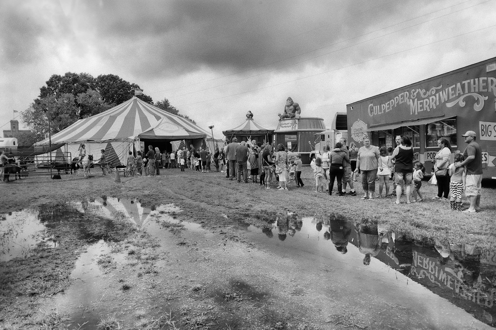 © Lieh Sugai - The audience lines up outside the tent in Winneconne, Wisconsin.