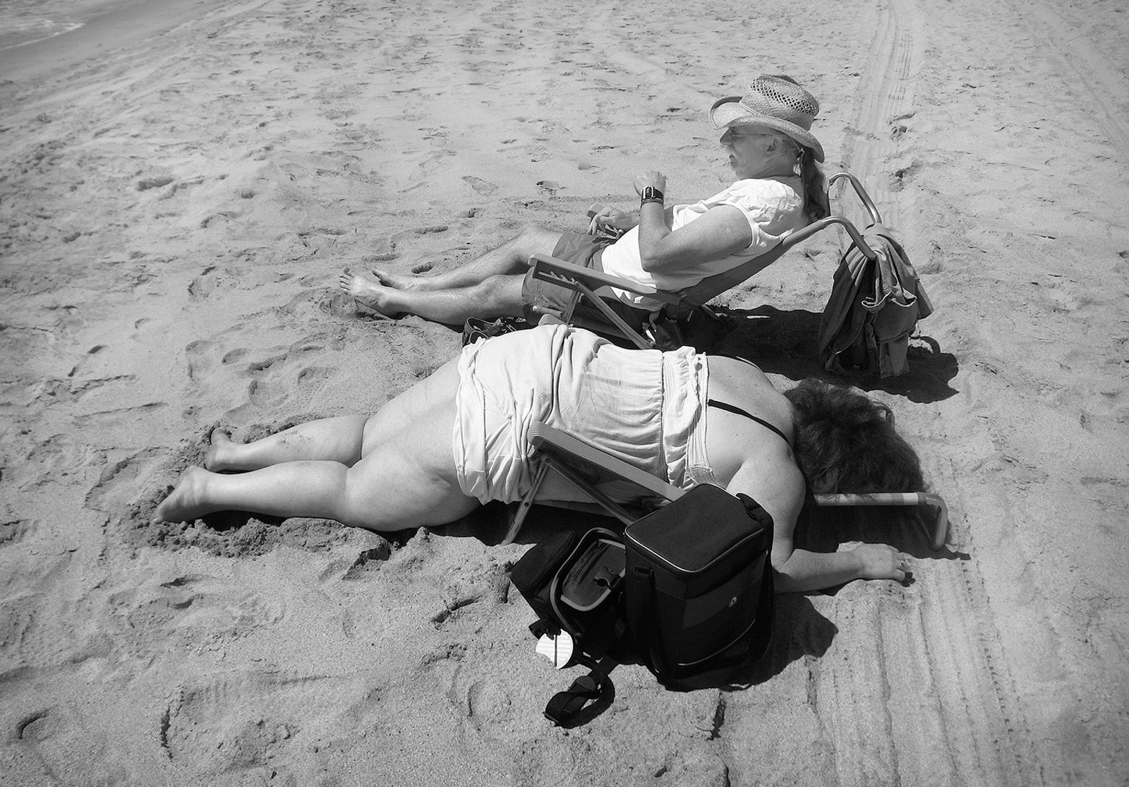 © Julie Grace Immink - Couple sunbathing