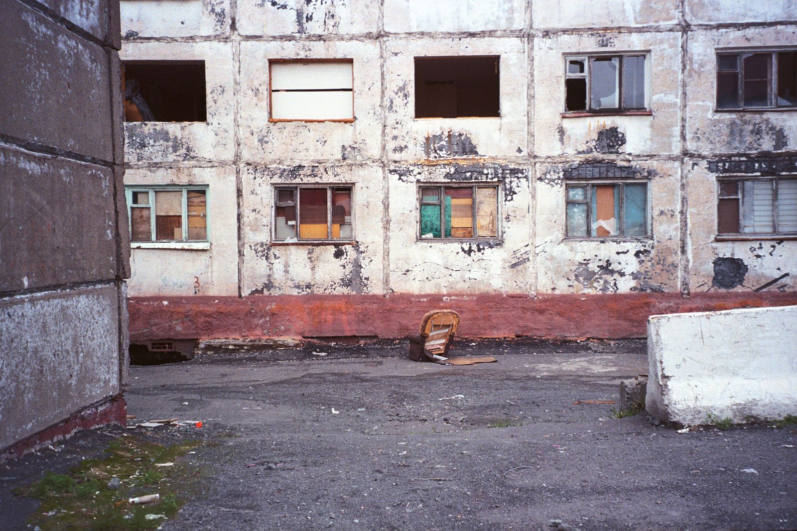 © Toma Gerzha - A gostinka in Norilsk. Several apartments are occupied by teenagers.
