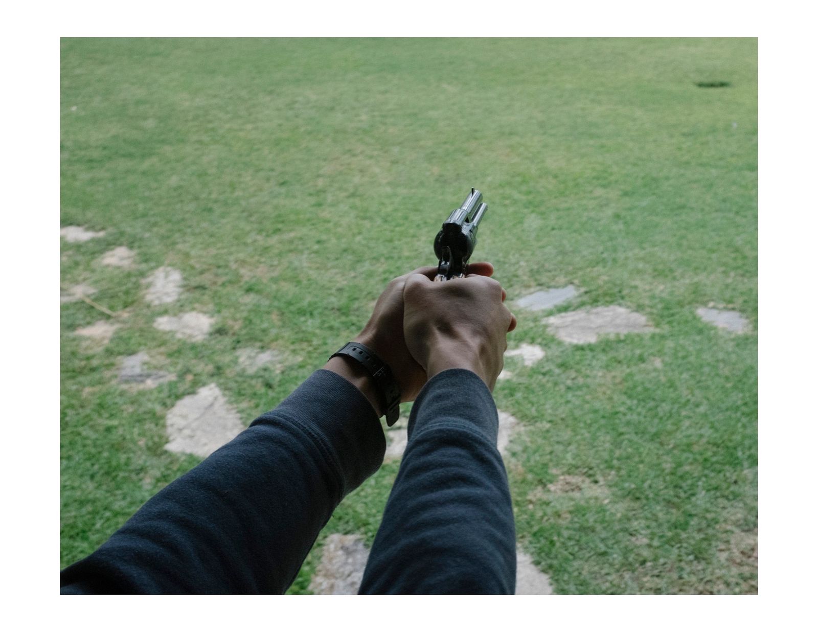 © Andrea Hernández Briceño - A man learns to shoot a hand gun in Caracas, Venezuela, on August 26, 2018