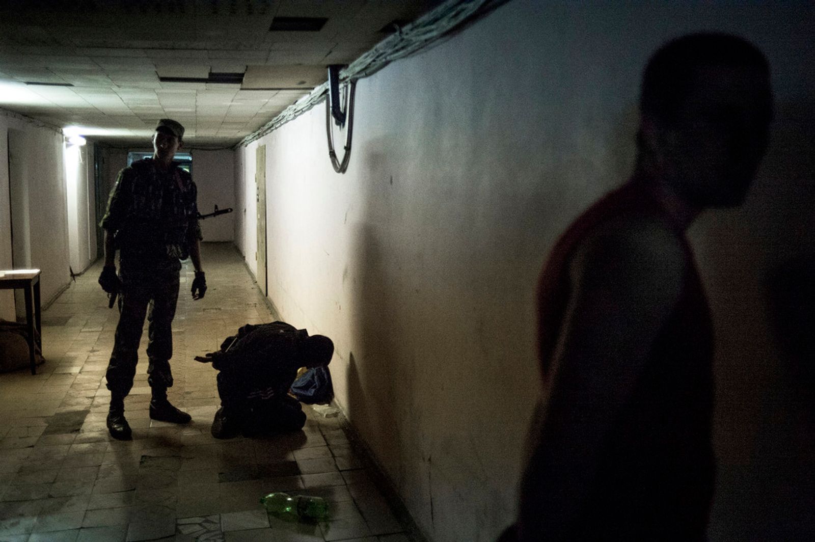 © Valery Melnikov - Rebels arrest a locals during a curfew