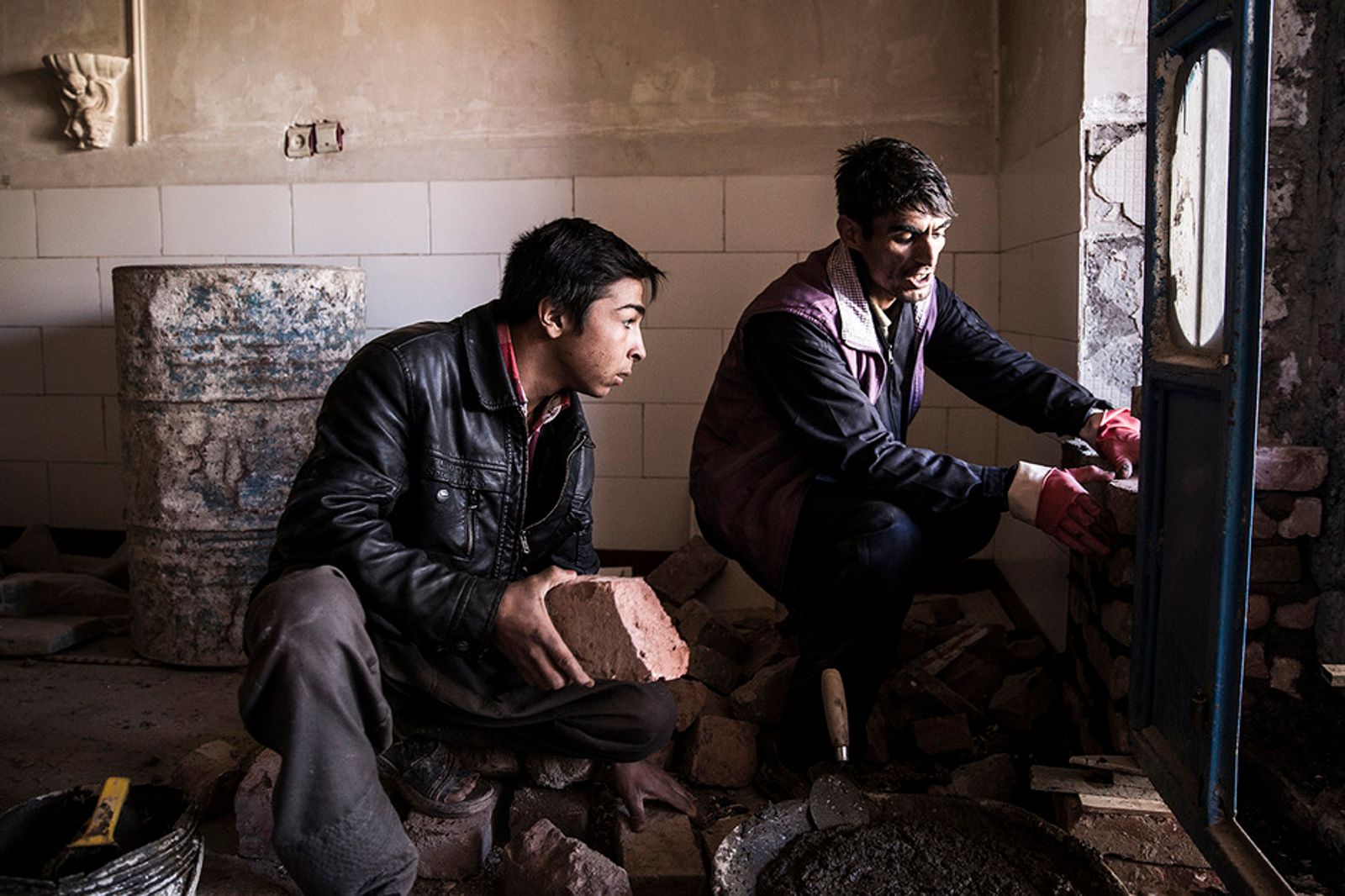 © Nazanin Tabatabaee Yazdi - Sometimes Behzad gives neighbors a hand in construction projects for a small wage.