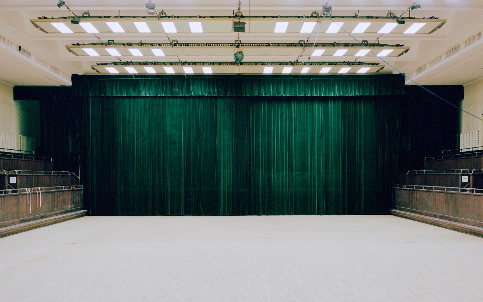© Jacek Fota - Large sport hall at the Palace of Youth