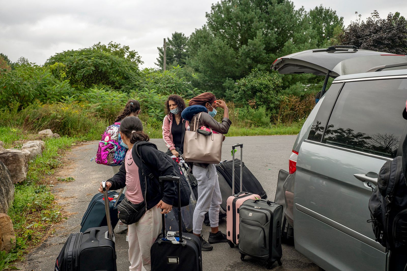 © Ruth Kaplan - Asylum-seekers dropped off by cab at Roxham Road border site.