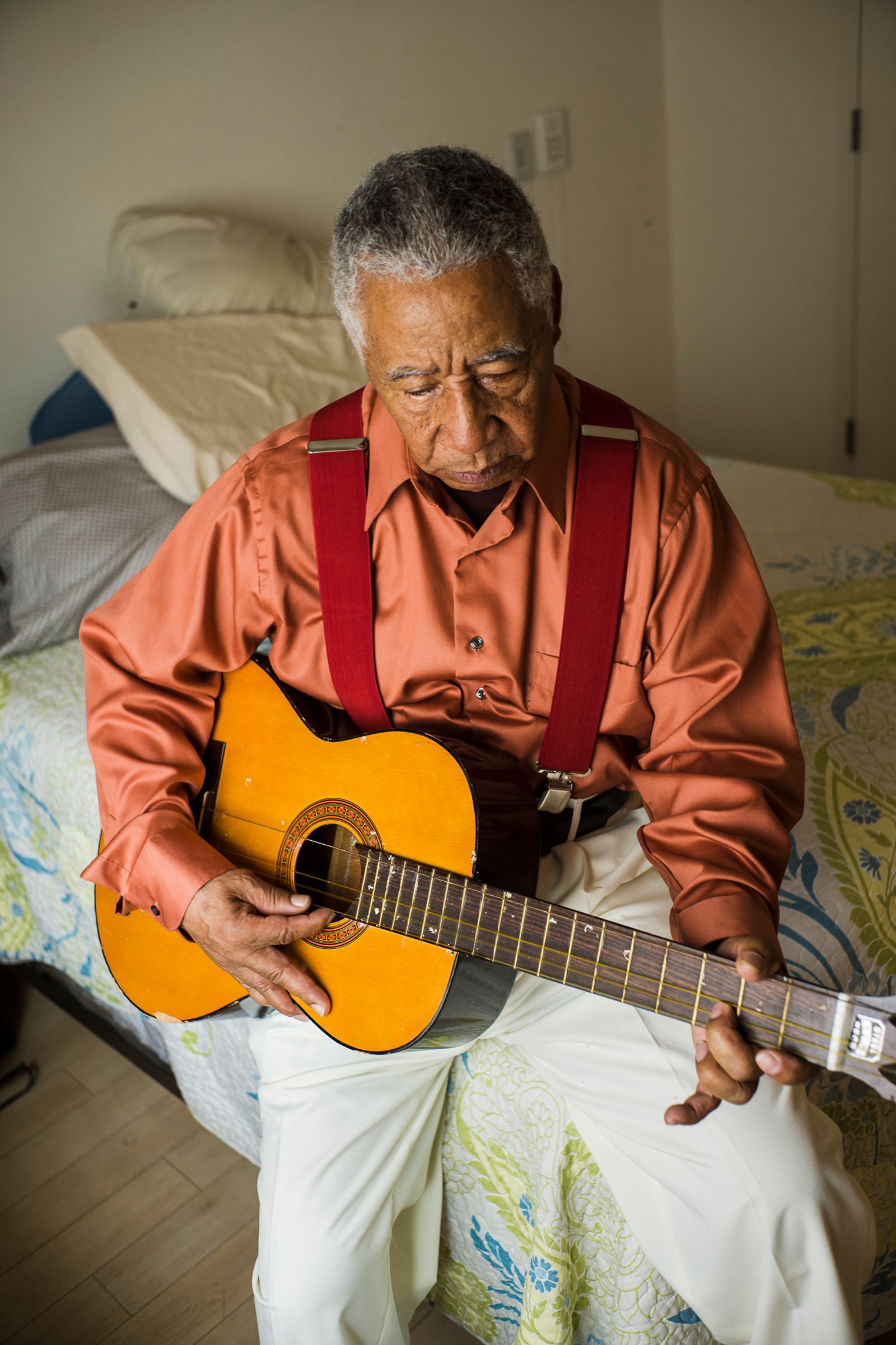 © Jaime Permuth - Strumming a guitar and singing old Ecuadorian songs helps alleviate the pain of solitude.
