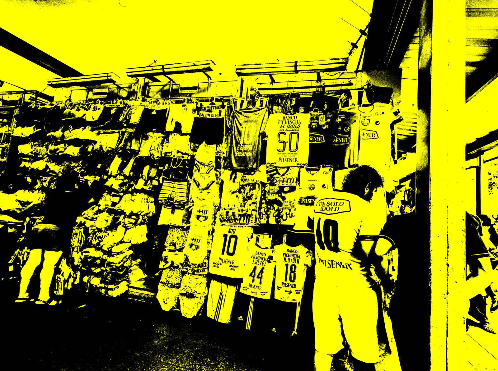 © iLa Coronel - Image from the habitantes del Caos(la bahia) photography project