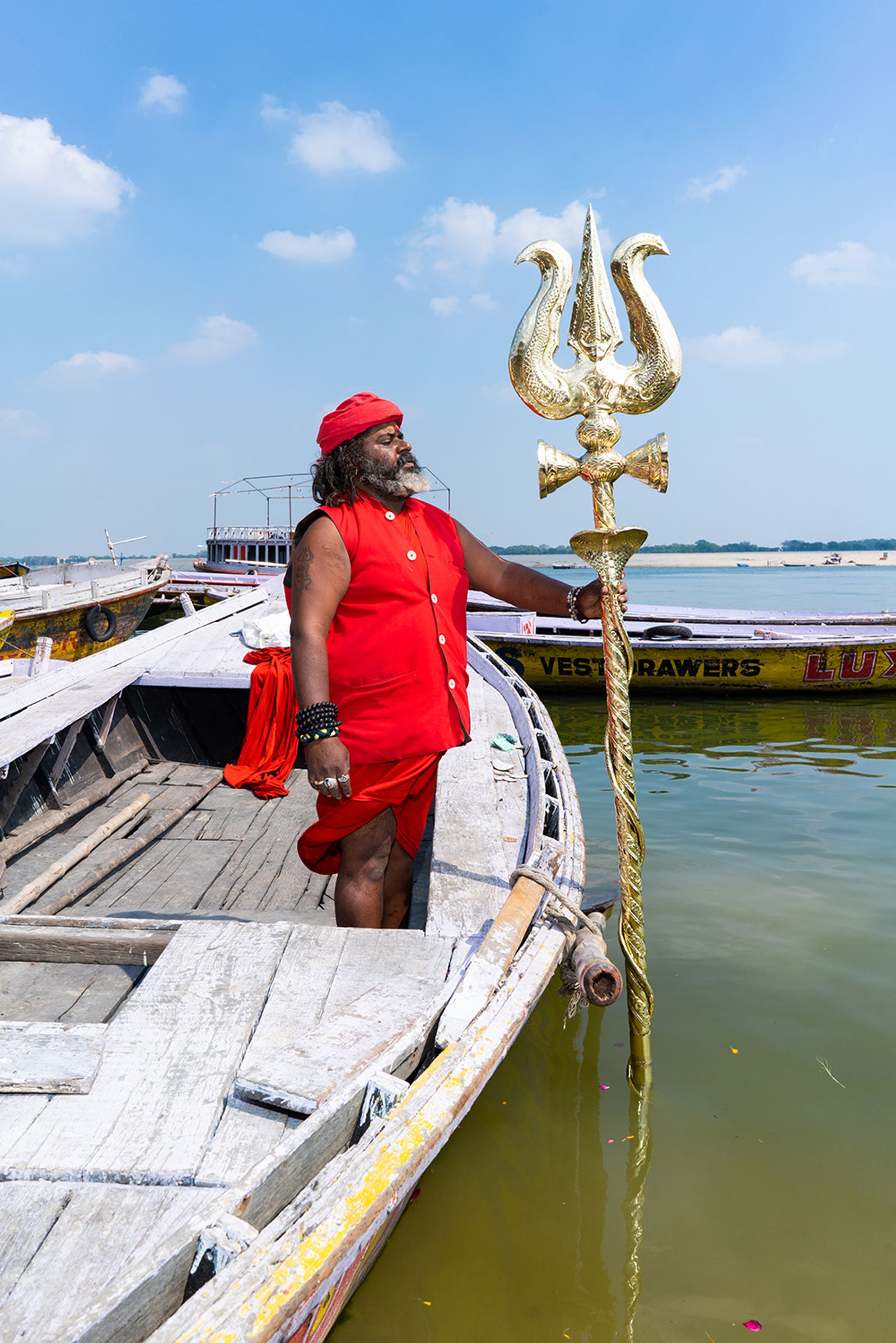 © Kanrapee Chokpaiboon - A priest holding the holy weapon of Shiva god for. He's praying in Ganges River.