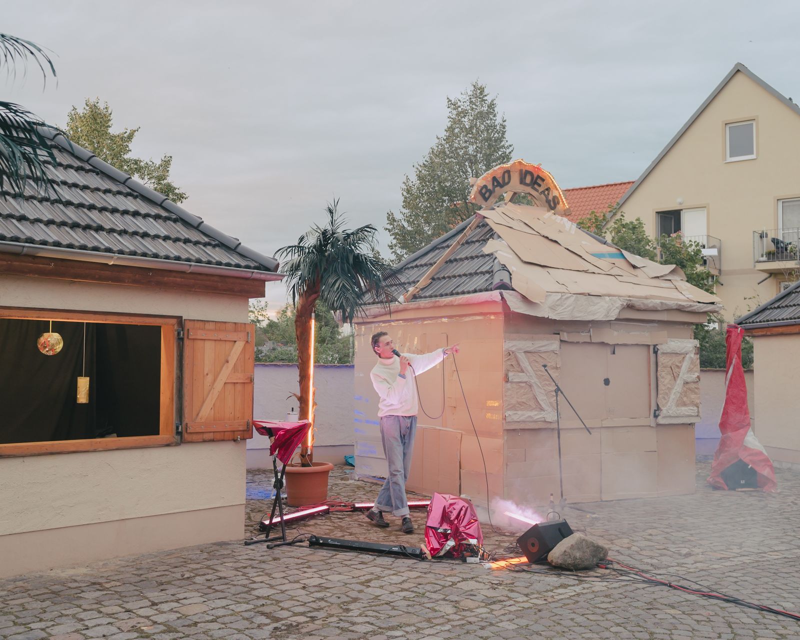 © Ingmar Björn Nolting - Performance of my friend Tim, village square, Thallwitz, September 5, 2020.